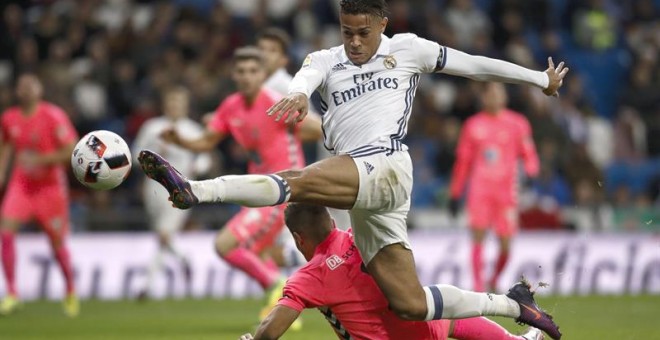 El delantero dominicano del Real Madrid Mariano Díaz (d) disputa un balón con el defensa de la Cultural Leonesa Ángel Bastos . /EFE