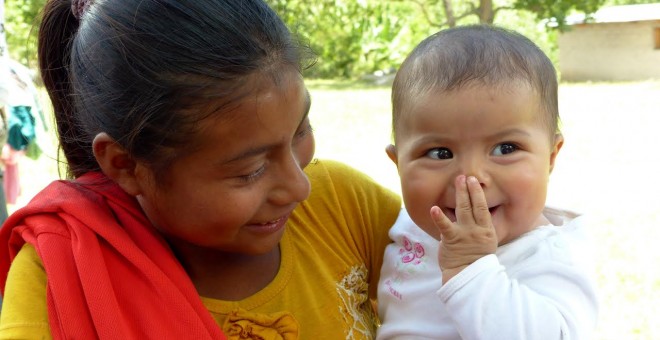 Una chica menor de edad con su hijo, en Honduras.