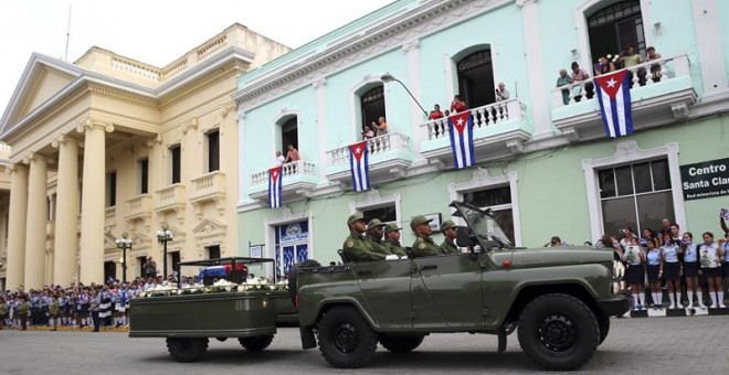 Cubanos saludan al paso de la caravana con las cenizas del fallecido líder de la revolución cubana, Fidel Castro este jueves en Santa Clara (Cuba). EFE