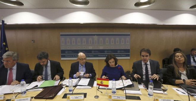 Soraya Sáenz de Santamaria y Cristobal Montoro durante la reunión / EFE