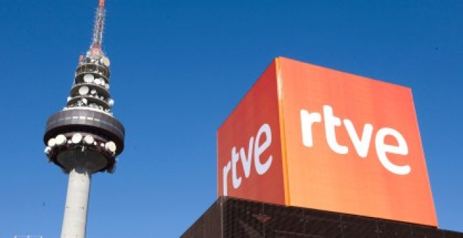 Logotipo de RTVE frente a Torre España, Madrid