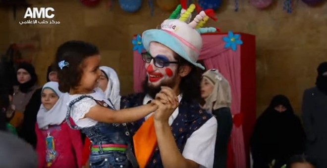 El payaso de Alepo jugando con niños. / EUROPA PRESS