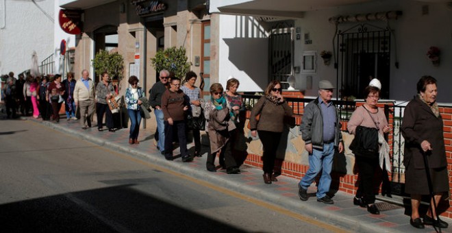 Un grupo de pensionistas europeos pasea por la Cala de Mijas (Málaga) el pasado 17 de novimebre. | JON NAZCA (REUTERS)