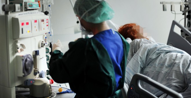 Una enfermera atiende a un paciente en un centro médico de Hamburgo. - AFP