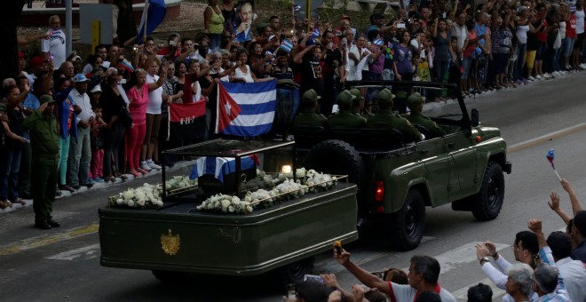 La caravana que porta las cenizas de Fidel Castro dirigiéndose a Santiago de Cuba. REUTERS/Enrique De La Osa