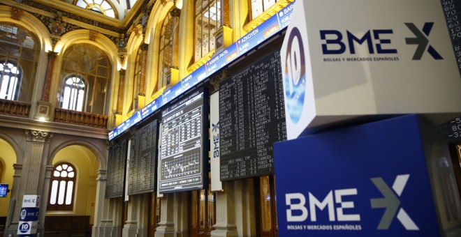 El logo de la sociedad Bolsas y Mercados Españoles (BME) en el patio de negociación de la Bolsa de Madrid. EFE/J.P. Gandul