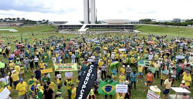 Cientos de personas se manifiestan en contra de la corrupción del Gobierno en Brasil