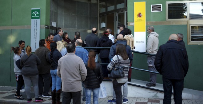 Varias personas esperan delante de una oficina del Servicio Andaluz de Empleo en Málaga. REUTERS/Jon Nazca