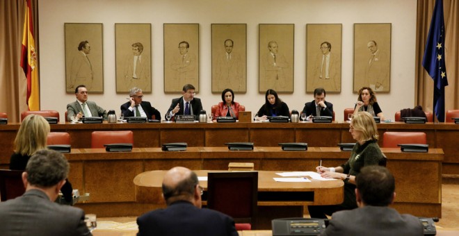 El ministro de Justicia, Rafael Catalá, durante su comparecencia ante la Comisión de Justicia del Congreso para informar de los planes y prioridades de su ministerio para la XII Legislatura. EFE/Fernando Alvarado