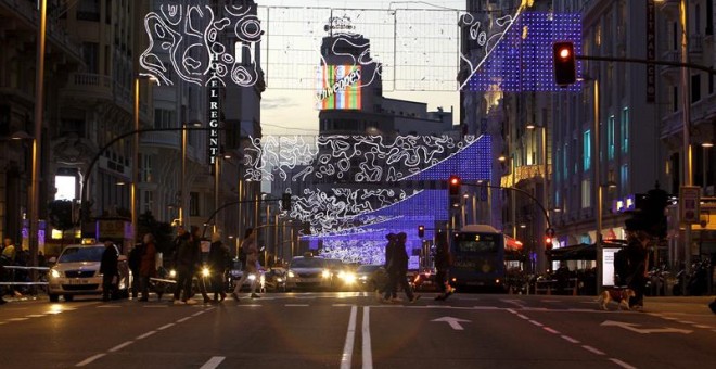 Tráfico en la Gran Vía de Madrid el pasado sábado. / VÍCTOR GONZÁLEZ (EFE)