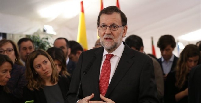 El presidente del Gobierno, Mariano Rajoy, hace declaraciones a los periodistas a su llegada al Congreso para asistir al acto conmemorativo del Día de la Constitución. E.P.