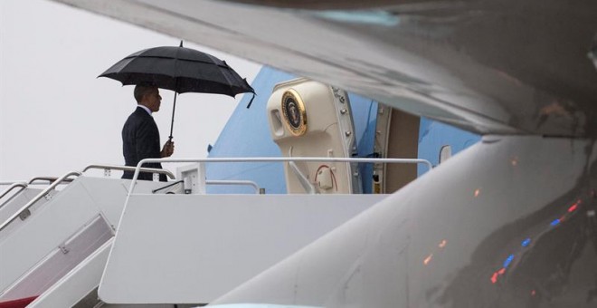 El presidente estadounidense, Barack Obama, sube las escaleras del Air Force One para viajar a Tampa. / EFE