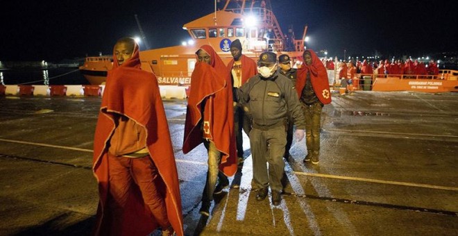 19 personas han sido rescatadas tras el naufragio de una patera en la costa de Alhucema / EFE