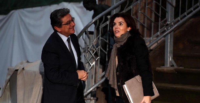 El delegado del Gobierno en Cataluña, Enric Millo, y la vicepresidenta del Gobierno, Soraya Sáenz de Santamaría, en Barcelona en la sede de la Delegación.- Toni Albir (EFE)