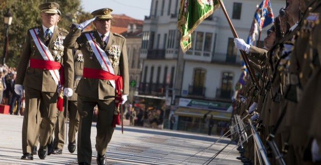 El teniente general Juan Gómez de Salazar pasa revista a las tropas durante un acto, el pasado mes de octubre. EFE