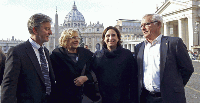 Pedro Santisteve, Joan Ribó, Manuela Carmena y Ada Colau, posan en la plaza de San Pedro del Vaticano.- EFE