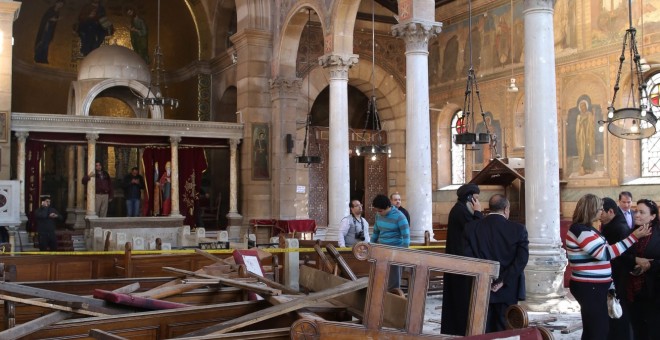 Imágenes del interior de la catedral de El Cairo tras el atentado.