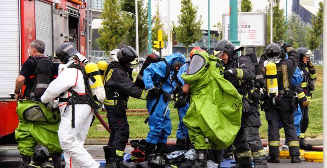 Simulacro de accidente en Zaragoza realizado por equipos de bomberos y de protección civil. EFE