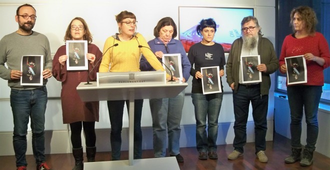 Diputados de la CUP rompen la foto del Rey en el Parlament en protesta por las detenciones. Europa Press