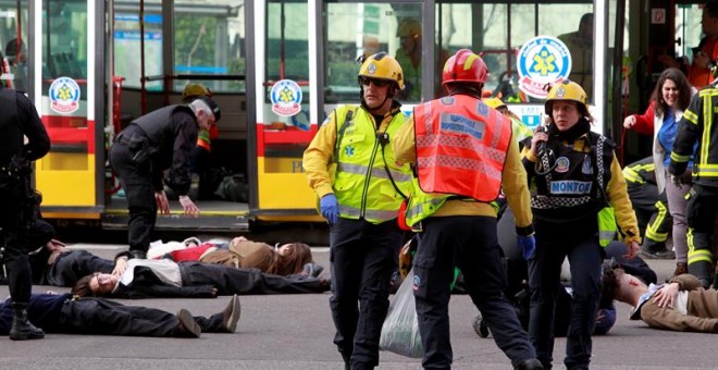 Personal del Samur durante un simulacro de emergencia en Madrid.- EFE