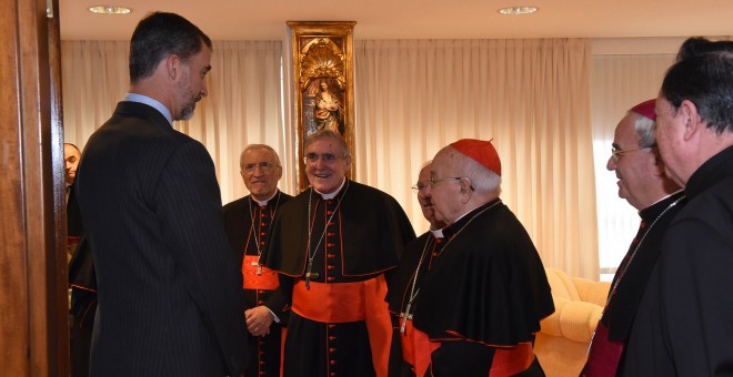 El rey Felipe VI con varios miembros de la Conferencia Episcopal, en la visita que realizó el pasado noviembre.