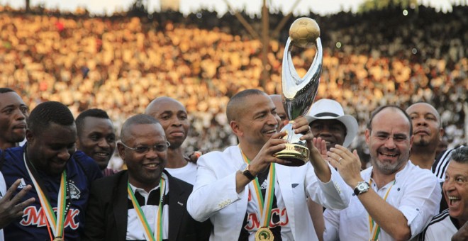 Katumbi alza la quinta copa de Campeones de África para el Mazembe en 2015.