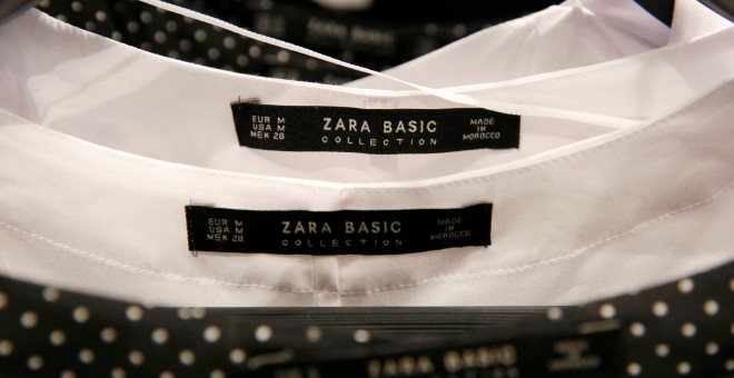 Camisetas de Zara en una tienda de la cadena en el centro de BVarcelona. REUTERS/Albert Gea