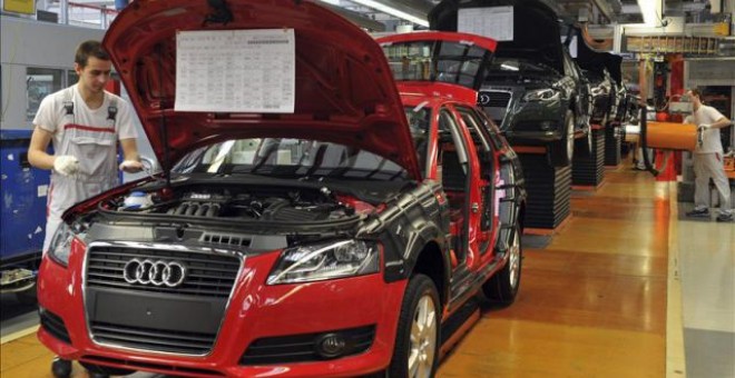 Mecánicos trabajan en la cadena de ensamblaje del Audi A3 en una fábrica en Ingolsatdt (Alemania). EFE/Archivo