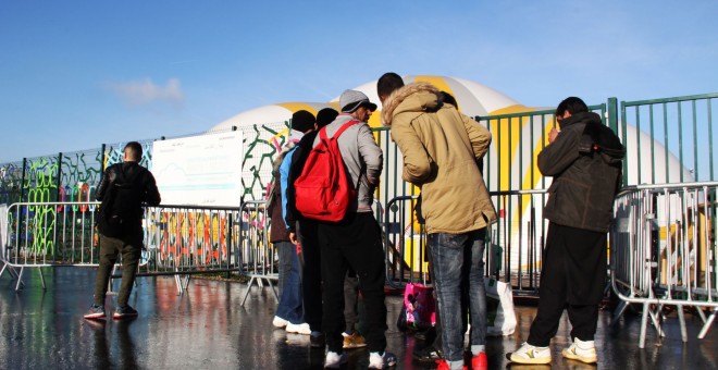 Cola para entrar en el campo de refugiados oficial de París. ANNA PALOU
