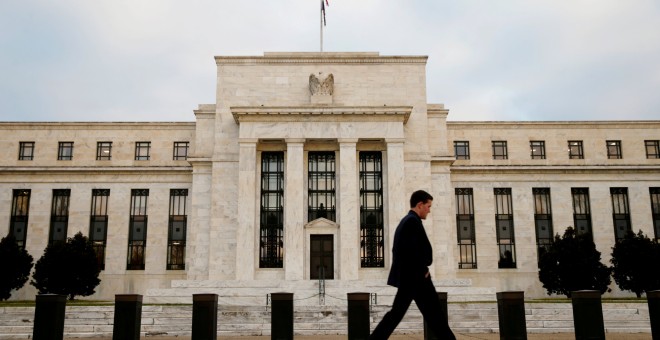 Un hombre camina frente al edificio de la Reserva Federal, el banco central de EEUU, en Washington. REUTERS/Kevin Lamarque