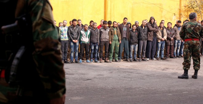 Miembros de la policía militar del gobierno están de guardia cAlepo, Siria. / REUTERS