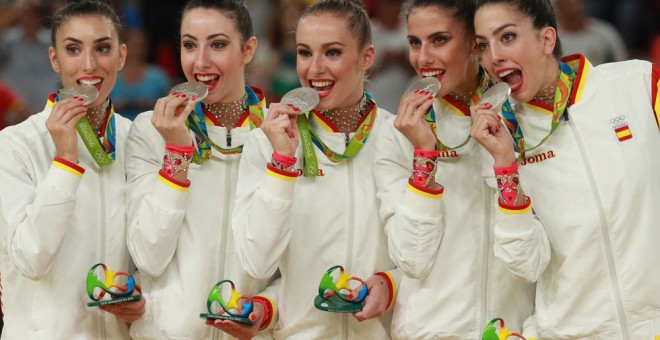 Alejandra Quereda junto al resto de componentes del equipo español de gimnasia rítmica.