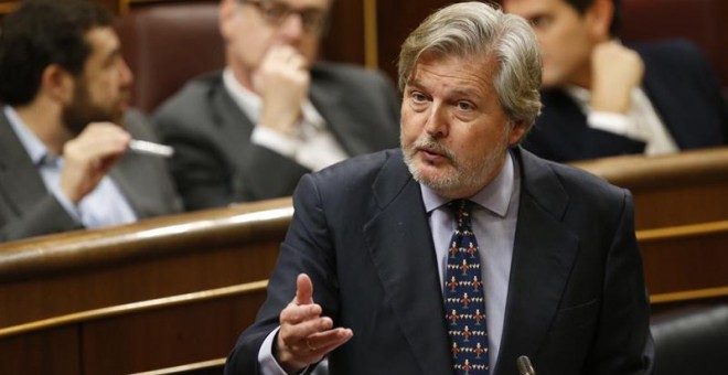 El ministro de Educación, Cultura y Deporte y portavoz del Gobierno, Íñigo Méndez de Vigo, durante su intervención ayer en la sesión de control al Gobierno en el Congreso. /EFE