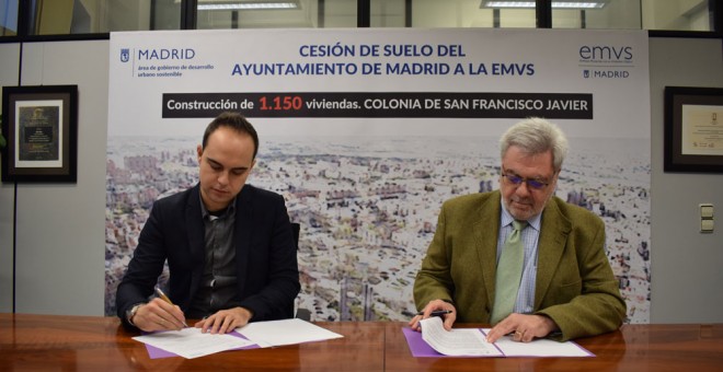 José Manuel Calvo, delegado de Desarrollo Urbano Sostenible, y Francisco López Barquero, consejero delegado de la EMVS, durante la firma del convenio de cesión. /AYUNTAMIENTO DE MADRID