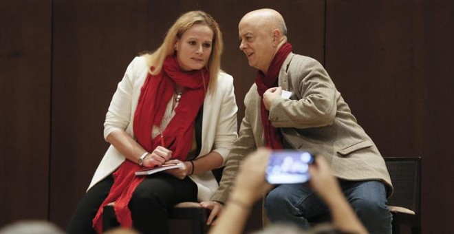 Los diputados socialista Odón Elorza (d) y Zaida Cantera (i), que rompieron la disciplina de grupo votando 'no' a la investidura de Mariano Rajoy, durante el acto organizado hoy por la Plataforma Pro-Congreso Extraordinario y Primarias de Sevilla. EFE/Jos