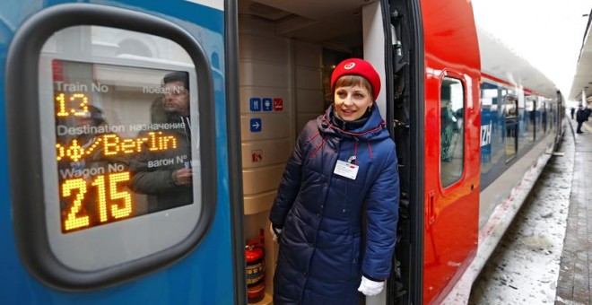 El primer tren 'Strizh' (Vencejo) de los ferrocarriles rusos, en la estación de Kursk de Moscú momentos antes de salir hoy hacia Berlín. Moscú y Berlín están desde hoy más cerca con la apertura de una nueva conexión ferroviaria con trenes Talgo que reduce