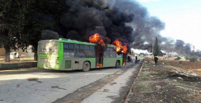 Los autobuses que evacuaban a los civiles en Fua y Kefraya, en Siria, ardiendo.SANA