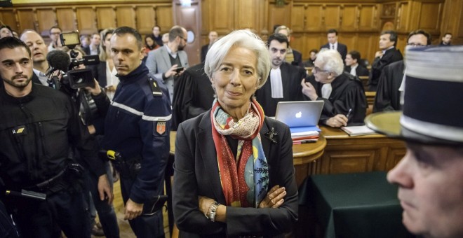 Fotografía del pasado 12 de diciembre de 2016 que muestra a la directora-gerente del FMI, Christine Lagarde (c), en el tribunal especial que juzga su caso en París. EFE/Christophe Petit Tesson