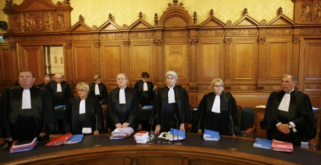 Los miembros del Tribunal de Justicia de la República francesa, antes del inicio de la vista contra la directora gerente del FMI, Christine Lagarde. REUTERS/Charles Platiau