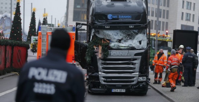 Un Policía alemán junto al camión utilizado para el ataque en el mercado navideño de Berlín. - REUTERS