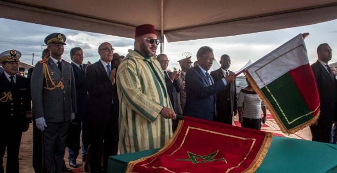 El rey de Marruecos, Mohammed VI, en un acto junto al presidente de Madagascar, Hery Rajaonarimampianina. - REUTERS