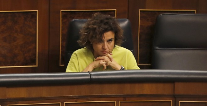 La ministra de Sanidad, Servicios Sociales e Igualdad, Dolors Montserrat, durante la sesión de control al Gobierno celebrada hoy en el Congreso. EFE/Ballesteros