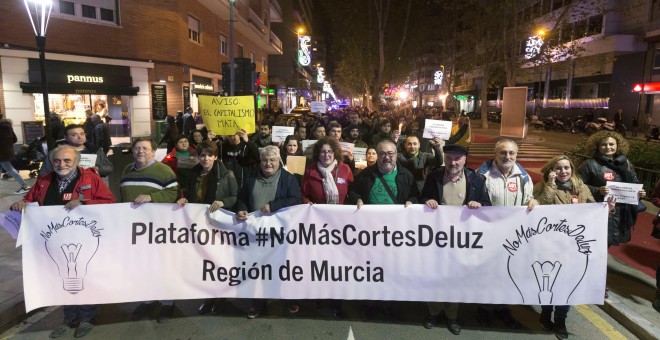 Unas 500 personas se han manifestado en Murcia para exigir el fin de las tarifas abusivas de las compañías eléctricas, la prohibición de los cortes de luz a las familias sin recursos y la creación de una tarifa social para los más desfavorecidos. EFE/Marc