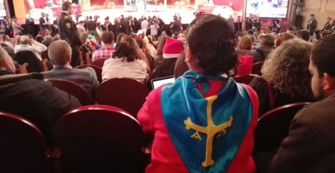 Una mujer con la bandera de Asturias en el Teatro Real. /SANDRA RODRÍGUEZ
