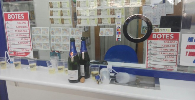Varias botellas de cava en el mostrador de la administración de lotería que ha repartido el Gordo. /SANDRA RODRÍGUEZ