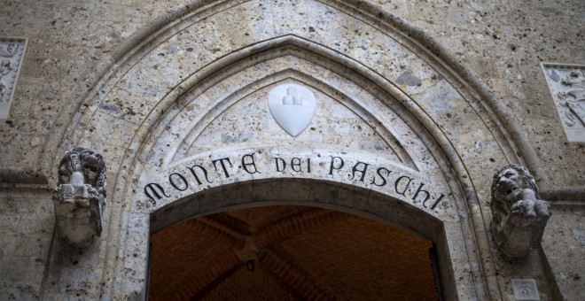 Entrada de la sede del banco Monte Paschi (BMPS) en la plaza Salimbeni en Siena, Italia. EFE/Mattia Sedda