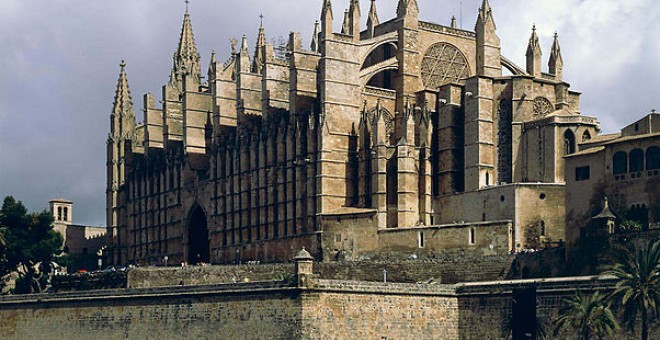 La catedral de Palma de Mallorca es uno de los 300 templos, monasterios y conventos adscritos al suelo público desde 1931.