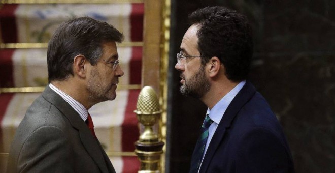 El ministro de Justicia, Rafael Catalá, y el portavoz socialista en el Congreso, Antonio Hernando.- EFE