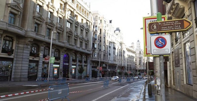 Vista de la Gran Vía madrileña con escasos coches por las restricciones de tráfico. /EFE