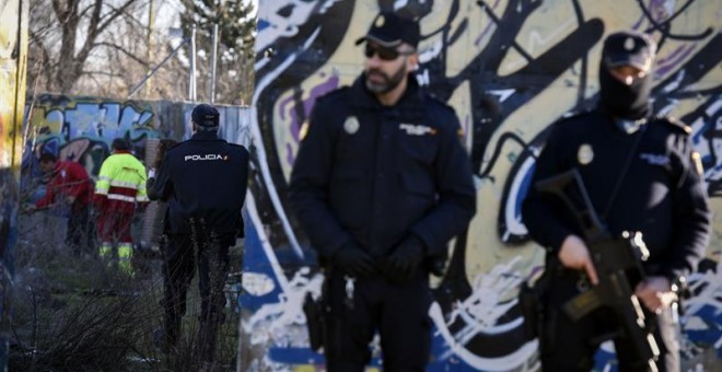 Agentes de la Policía Nacional permanecen en las inmediaciones de la cabaña situada en el barrio de Vallecas cerca de la autovía de Valencia (A3) que empleaban los dos jóvenes detenidos en Madrid como presuntos yihadistas. /EFE